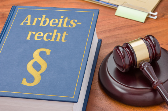 Arbeitsrecht-Gesetzbuch mit Richterhammer in Rostock